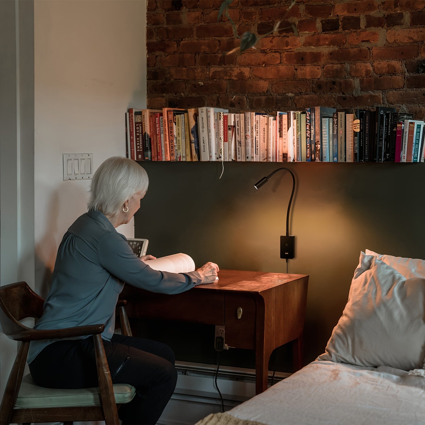 Mounted light with charger, easy and luxurious.